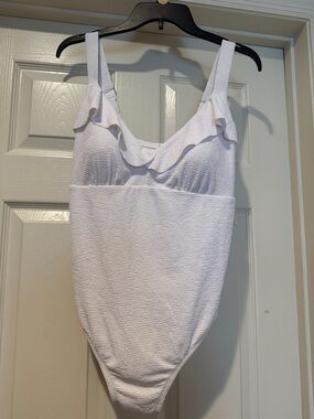 NWT Textured White Ruffle One-Piece High Thigh Swimsuit Built in Soft Cup Bra XL